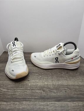 On The Roger Pro 2 White Beige Tennis Shoes Sneakers Womens Size 7.5